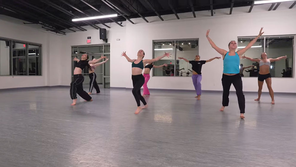 Young teen girls leaning Jazz dance at Evolution Dance Center Carlsbad